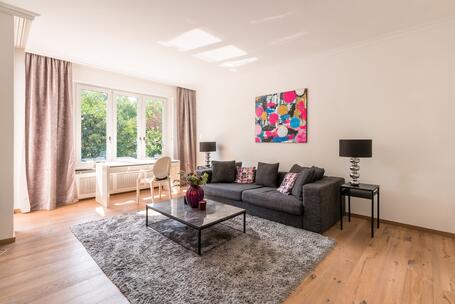 Style and Charm: Furnished 2.5-room apartment with a balcony in a prime location in Auenhaus
