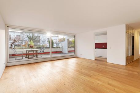 Stylishly renovated 3-room apartment with large balcony terrace by the Schwabing stream
