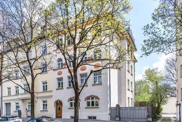 Stylishly renovated 4-room old building apartment with art nouveau details and approx. 101 m² sunny terrace