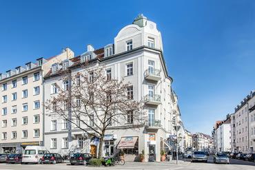 Stylish 4-room apartment with fireplace in listed property from 1906