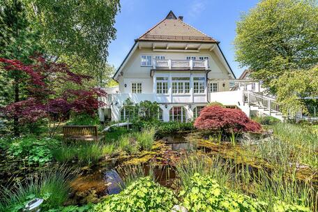 Stylish duplex apartment with a "house-within-a-house" feel and a dream garden