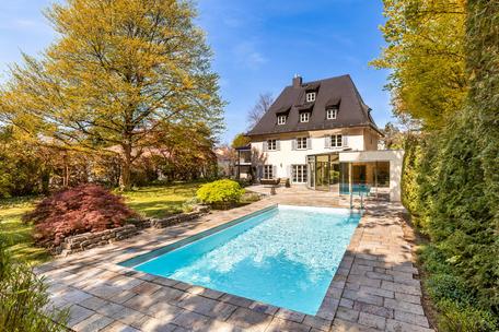 Stylish old villa with guest house, dream garden and pool in an excellent location