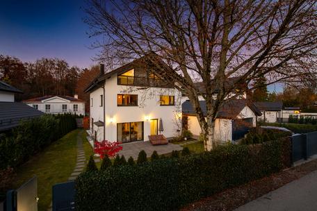 Spacious, sunny detached house with ideal layout and pretty garden