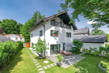 Modern single-family home with a heat pump, four bedrooms, and a sunny garden