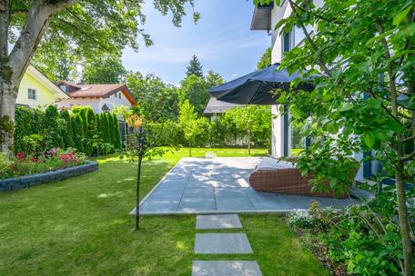 Spacious, sunny detached house with ideal layout and pretty garden