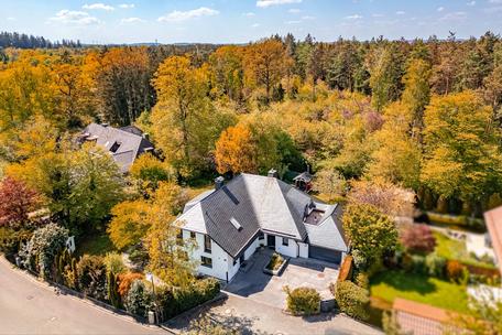 Stylish family home with idyllic garden and adjoining apartment in prime Gräfelfingen location