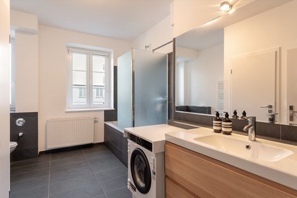 Timelessly designed daylight bathroom