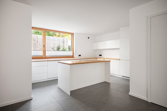 Fitted kitchen with cooking island