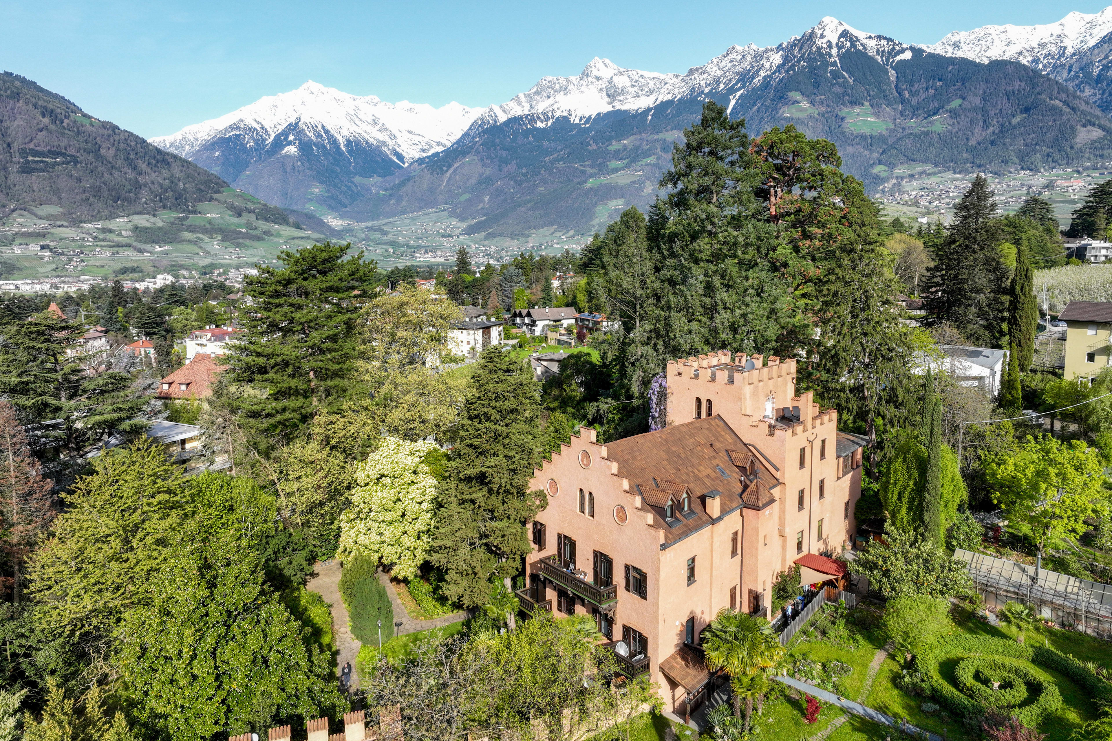 Südtirol - Schloßanwesen in Meran vor großer Dolomitenkulisse