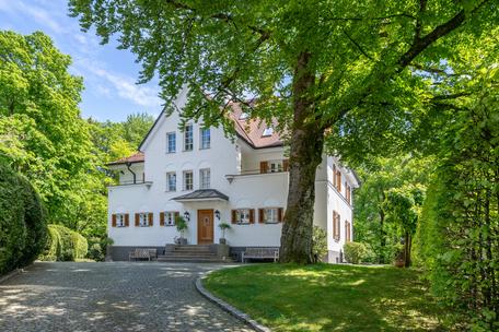 Prinz-Ludwigs-Höhe: Impressive old villa with 6 bedrooms in a prime location