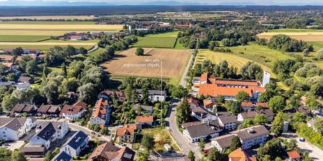 Top location in the center of the village: Plot of 1,181 m² with approved development.