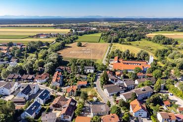 Top location in the center of the village: Plot of 1,181 m² with approved development.