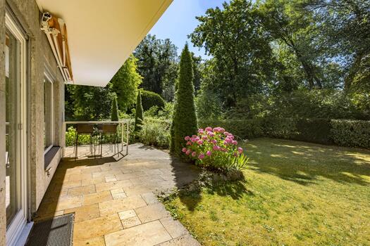 Private garden resembling a park