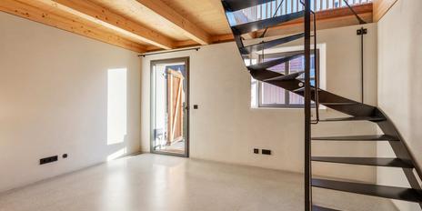 Tradition neu interpretiert: 3,5-Zimmer-Maisonette-Wohnung in historischem Bauernhaus