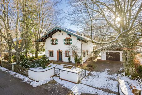 Dream location between Kampenwand and Chiemsee: Spacious country house with design potential