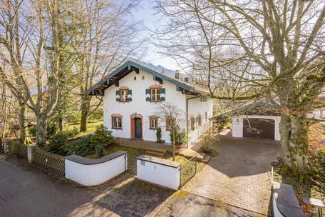 Dream location between Kampenwand and Chiemsee: Spacious country house with design potential