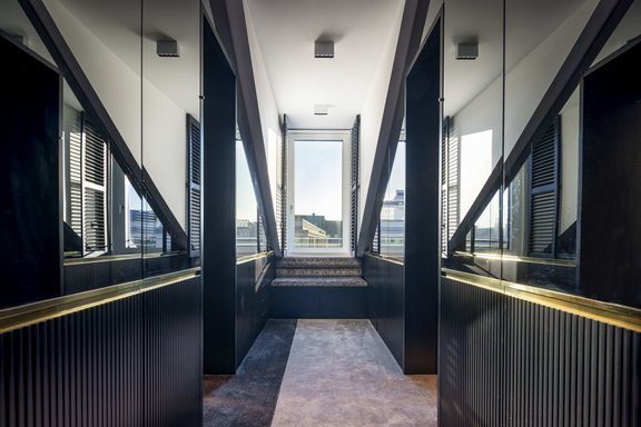 Dressing room with made-to-measure fixtures