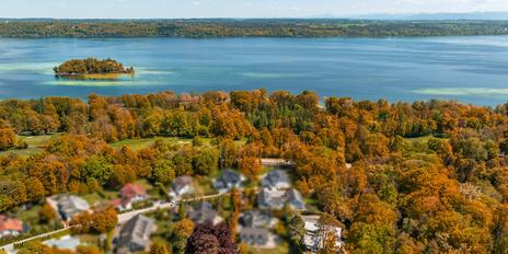 Unobstructed, natural location near the lake: spacious family villa with indoor pool