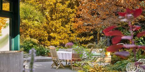 Unverbaubare, naturnahe Lage in Seenähe: Großzügige Familienvilla mit Indoor-Pool