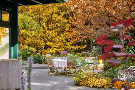 Unobstructed, natural location near the lake: spacious family villa with indoor pool