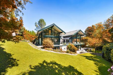 Unobstructed, natural location near the lake: spacious family villa with indoor pool