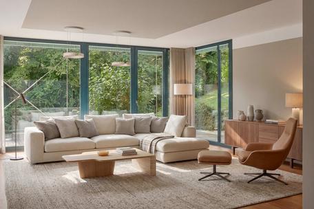 Unobstructed, natural location near the lake: spacious family villa with indoor pool