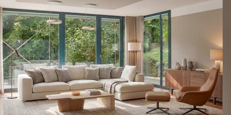 Unobstructed, natural location near the lake: spacious family villa with indoor pool