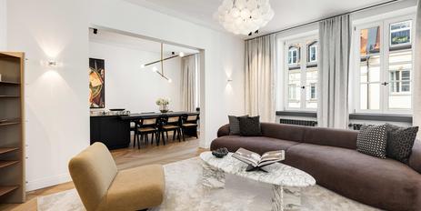 Urban chic at Gärtnerplatz: High-class modernized 3-room apartment in an old building for first-time occupancy