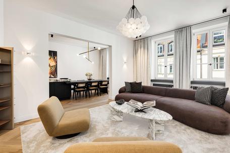 Urban chic at Gärtnerplatz: High-class modernized 3-room apartment in an old building for first-time occupancy