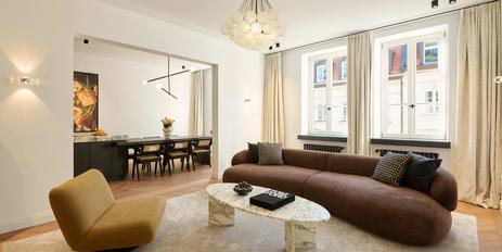Urban chic at Gärtnerplatz: High-class modernized 3-room apartment in an old building for first-time occupancy