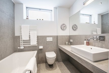 Bright children/guest bathroom