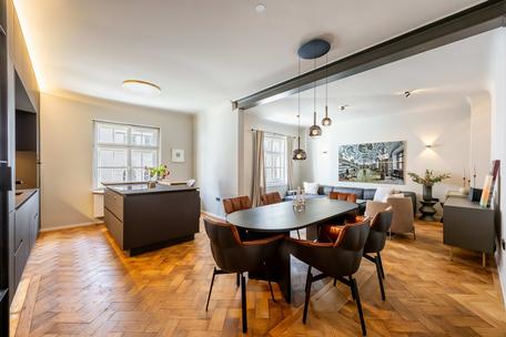 Urban Chic near Münchner Freiheit: High-end, modernized 2-bedroom apartment