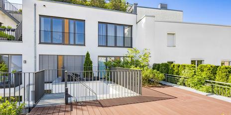 Urban living: exquisite 3-room apartment with loggia and rooftop terrace