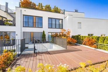 Urban living: exquisite 3-room apartment with loggia and rooftop terrace