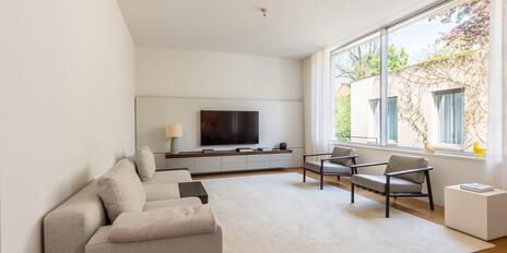 Urban living in Schwabing: stylish 3-room apartment with designer furnishings