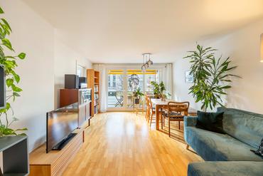 Urban, versatile, and green: Attractive 2.5-room apartment with sunny loggia