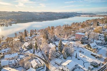 Enchanting country house within walking distance of Lake Pilsensee; new construction also possible