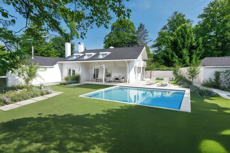 Plenty of space to unfold: villa with dream garden and flexible room concept for redesigning