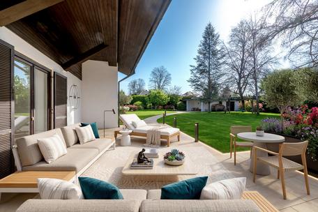 Sunny single-family home in need of renovation on a lot of approximately 1,804 square meters