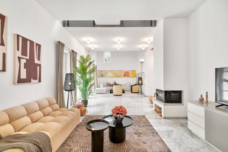 Lots of space and privacy: stylish ensemble of main and guest house with dream garden