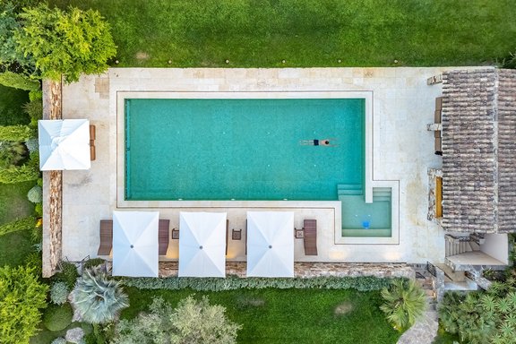 Pool with poolhouse/summer kitchen