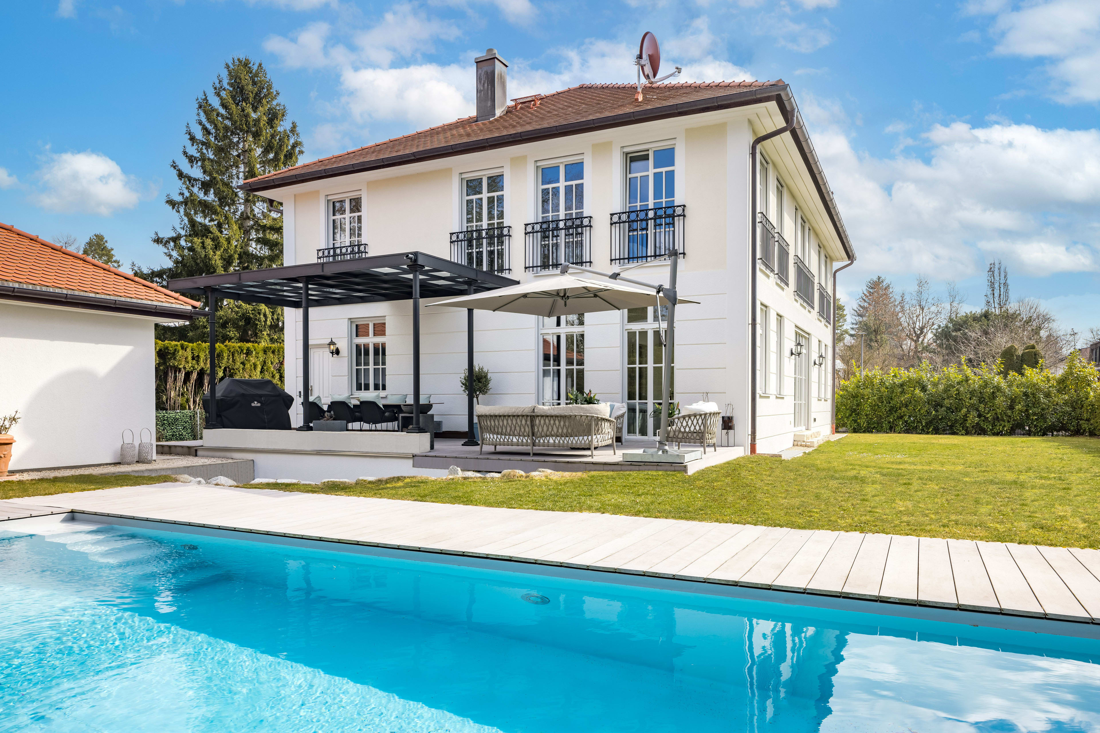 Villa in klassischer Architektur mit edler Ausstattung und Pool