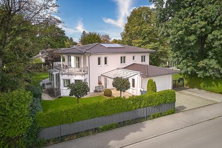 Charming Villa in a Prime Location: High-end single-family home built in 2012, featuring a geothermal heat pump, fireplace, and sauna