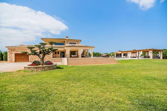 Villa with spacious plot