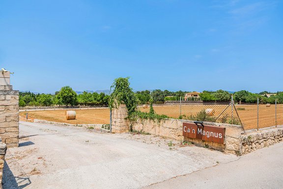 Private driveway to the property