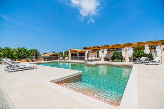 Pool with sunbathing areas