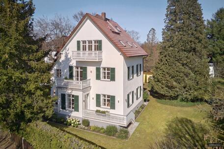 Maria-Eich Villa Community: Historic villa with three units and potential for expansion in a prime location