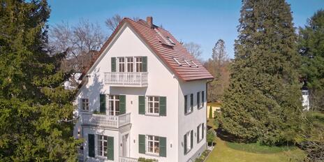 Maria-Eich Villa Community: Historic villa with three units and potential for expansion in a prime location