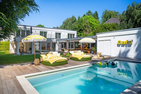 Spacious and filled with light: A luxurious family home with a pool and a gorgeous garden