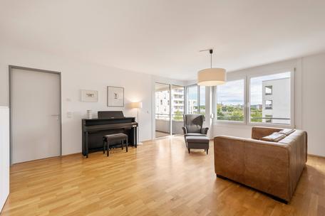 Living at Hirschgarten: Attractive 4-room apartment with sunny loggia